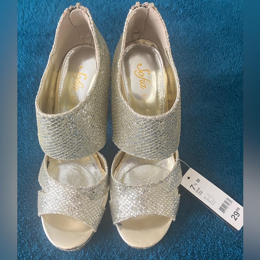 Sofia Vergara 5” gold tipsy heels